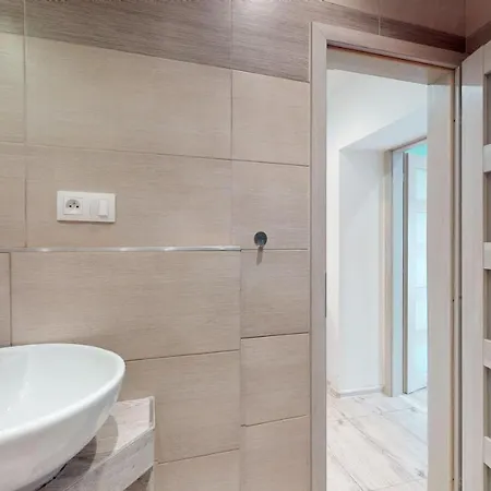 New By Nivy & Bus Station W Ac *